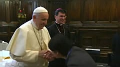 El papa explica el misterio de por qué no dejó besar su anillo