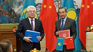 Kazakistan Dışişleri Bakanı Beibut Atamkulov, Çin Dışişleri Bakanı Wang Yi