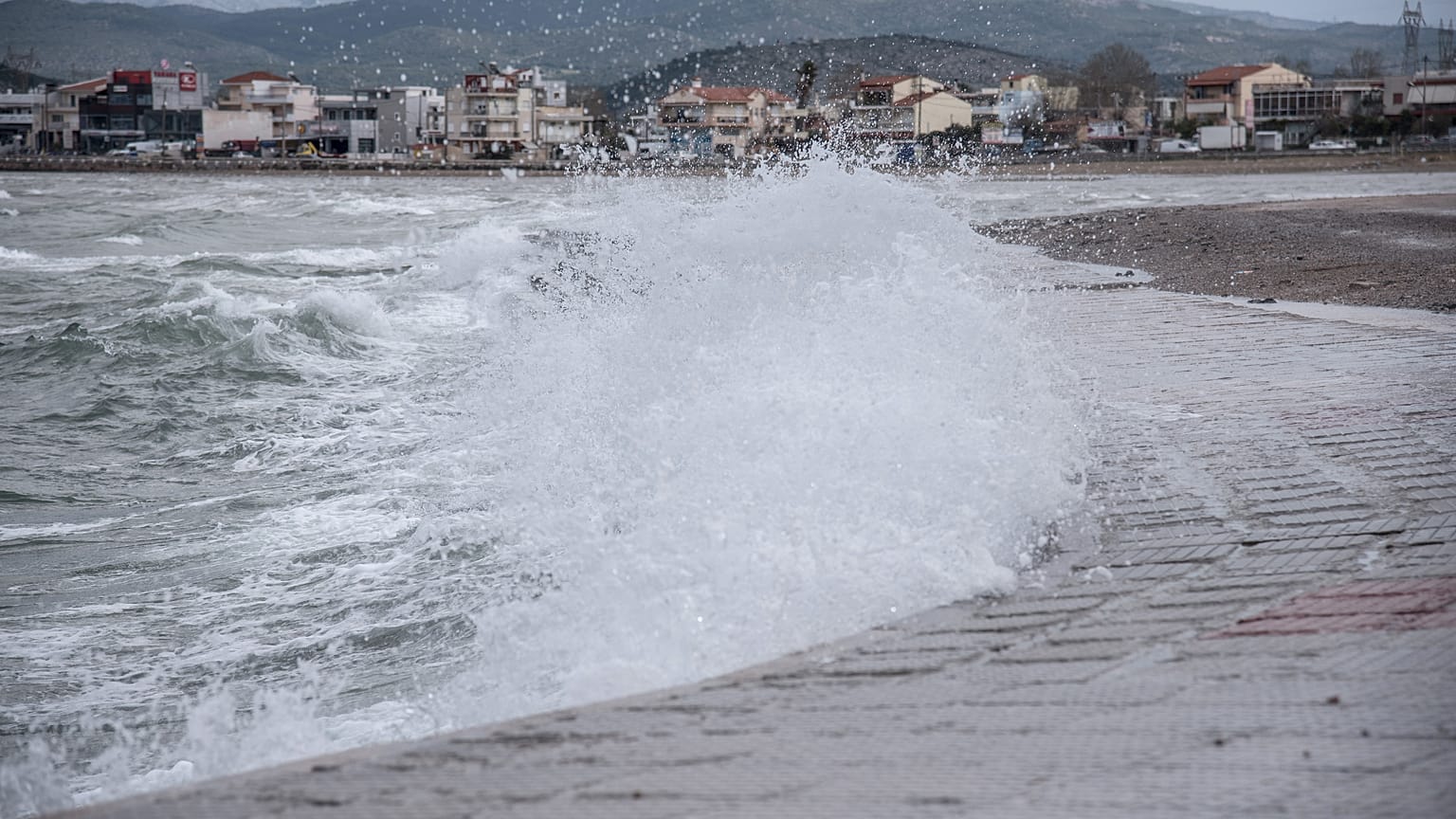 Προβλήματα στις συγκοινωνίες λόγω των ισχυρών ανέμων - Κατολισθήσεις στα Χανιά