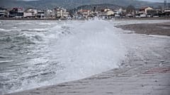 Προβλήματα στις συγκοινωνίες λόγω των ισχυρών ανέμων - Κατολισθήσεις στα Χανιά
