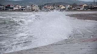 Προβλήματα στις συγκοινωνίες λόγω των ισχυρών ανέμων - Κατολισθήσεις στα Χανιά