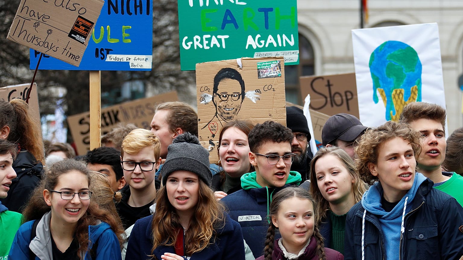 "Wir sollten in Panik geraten": Greta Thunberg demonstriert mit Tausenden in Berlin