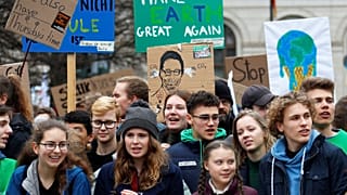 "Wir sollten in Panik geraten": Greta Thunberg demonstriert mit Tausenden in Berlin