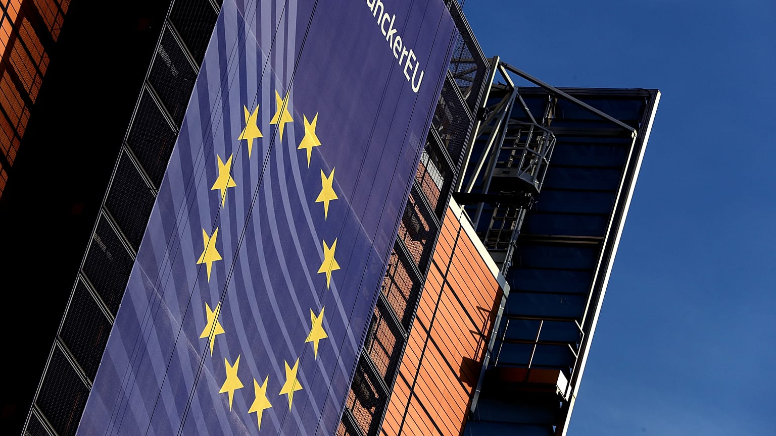 Európai Bizottság: senkinek sem adtunk név nélküli bankkártyát