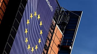 Európai Bizottság: senkinek sem adtunk név nélküli bankkártyát