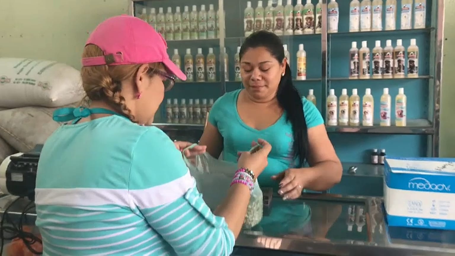 Una vecina de Guarico compra un medicamento con granos de café. 