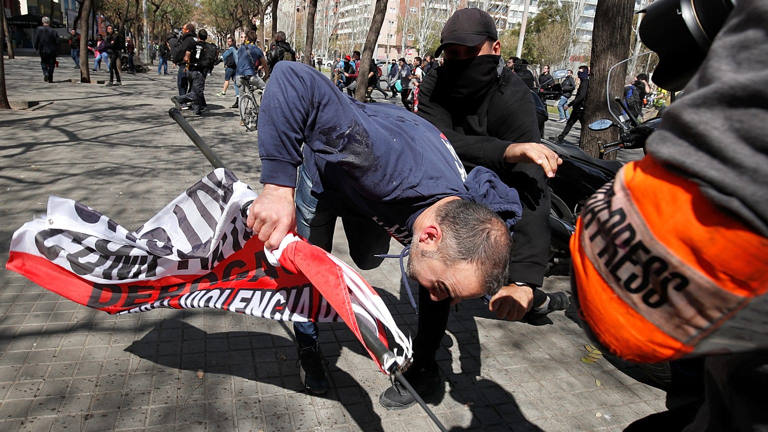 7 detenidos en los disturbios antifascistas contra un acto de Vox