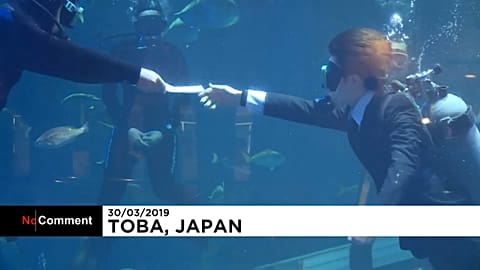 Japon : une cérémonie sous l'eau pour 3 nouvelles recrues 
