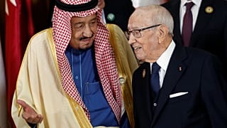 العاهل السعودي يغادر قمة تونس ويشيد بنتائجها الإيجابية 