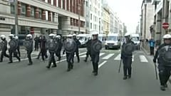Betörték az Európai Bizottság épületének ablakait a tüntetők