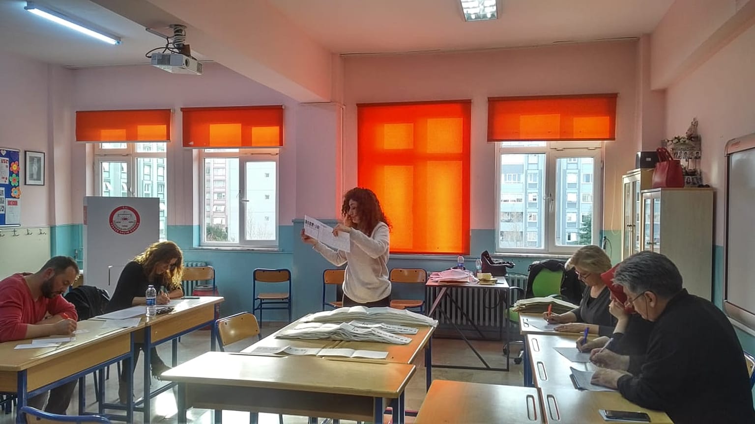Şişli'de ilk sonuçlara göre Sarıgül geride kaldı, CHP adayı Muammer Keskin önde