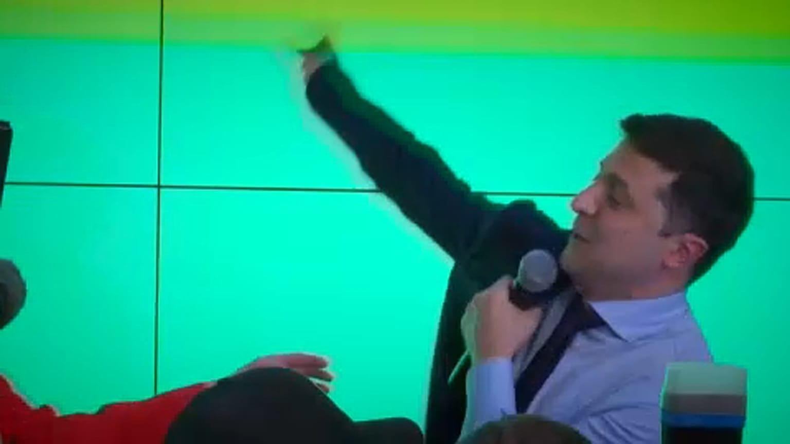 Ukrán exit poll: Zelenszkij és Porosenko jut a 2. fordulóba