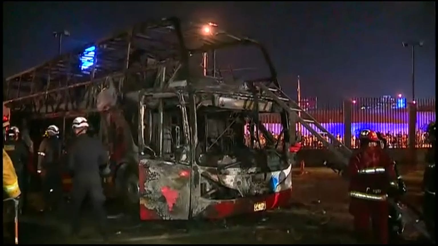 Al menos 20 muertos al incendiarse un autobús en Lima