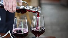 Túl sokat és túl gyakran isznak a franciák