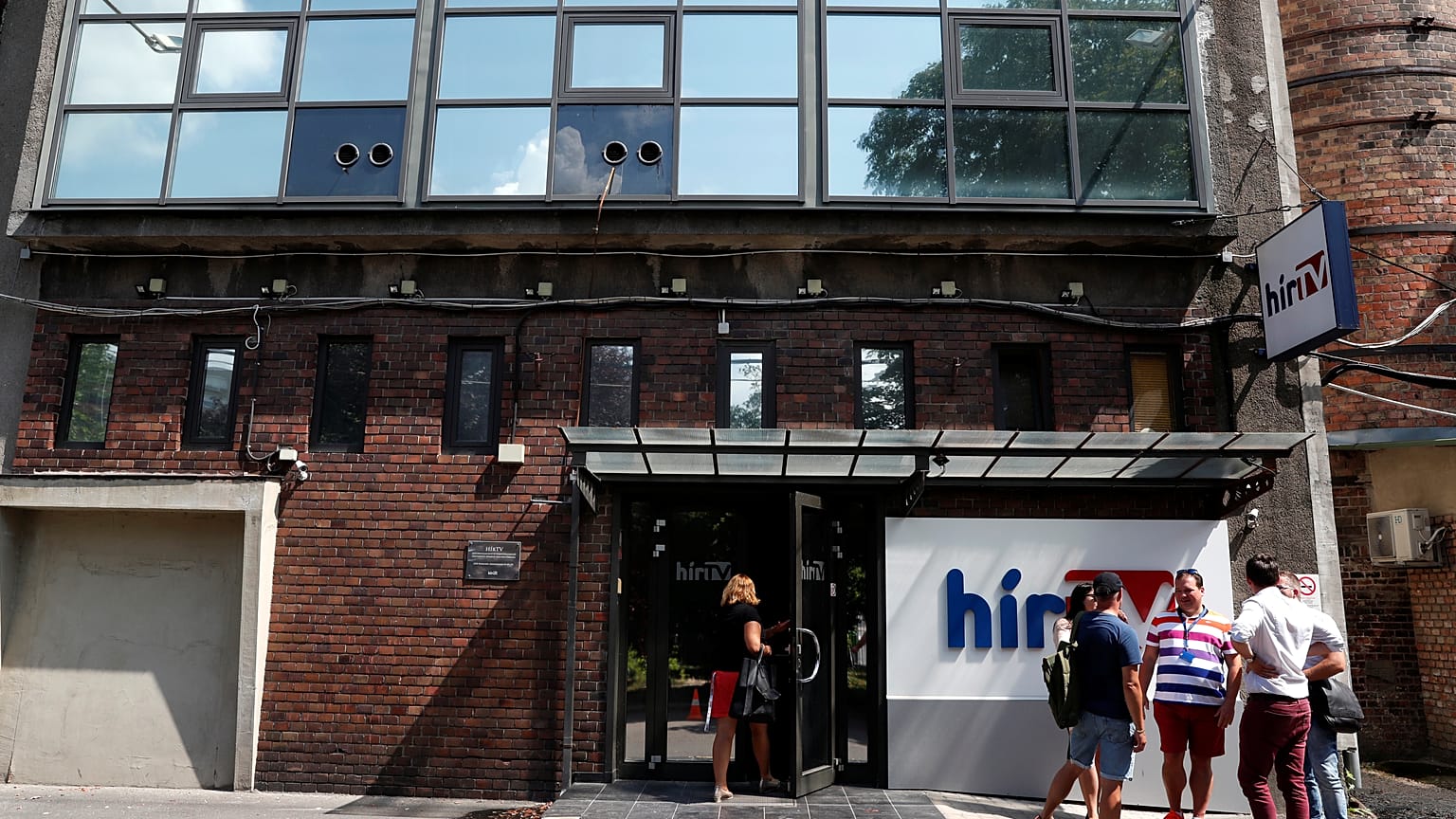 A HírTV munkatársai a csatorna székháza előtt 2018 augusztus elsején