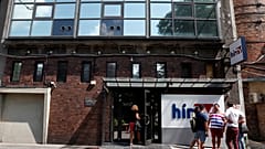 A HírTV munkatársai a csatorna székháza előtt 2018 augusztus elsején