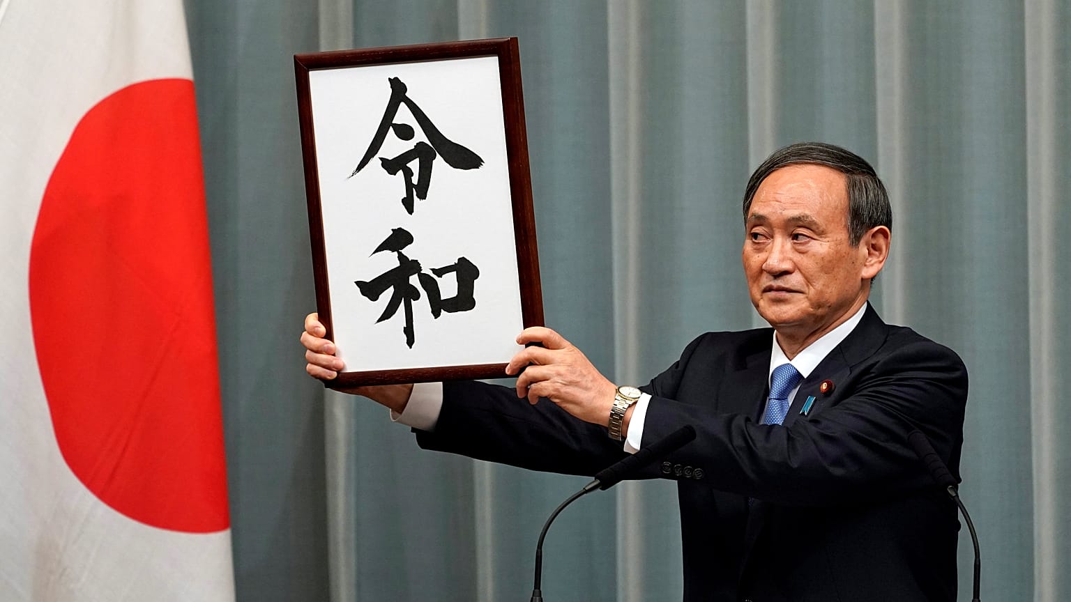 Le porte-parole du gouvernement Yoshihide Suga, dévoile le nom Reiwa