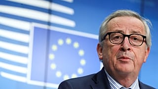 Juncker: Orbán a túlzott nacionalizmus lejtőjén halad