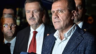 CHP Mersin Büyükşehir Belediye Başkan adayı Vahap Seçer (sağda)