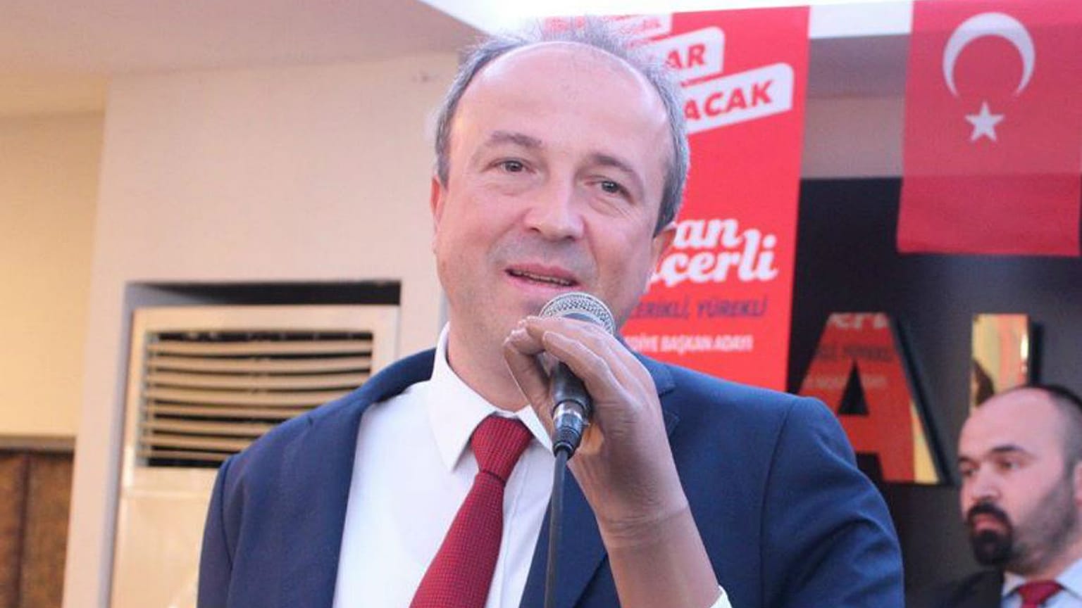 CHP'li Turan Hançerli Türkiye'nin ilk engelli belediye başkanı oldu