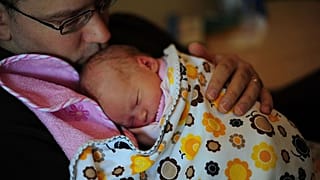 Nyolc hét apasági szabadságot kapnak Spanyolországban a férfiak gyermekük születése után