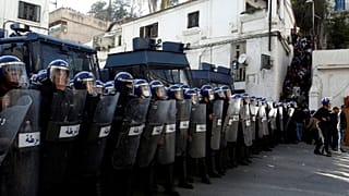  الجزائر تحقق مع 7 من رجال الأعمال بتهم فساد  