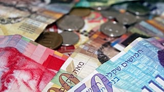 للشهر الثاني على التوالي السلطة الفلسطينية تدفع نصف راتب لموظفيها 