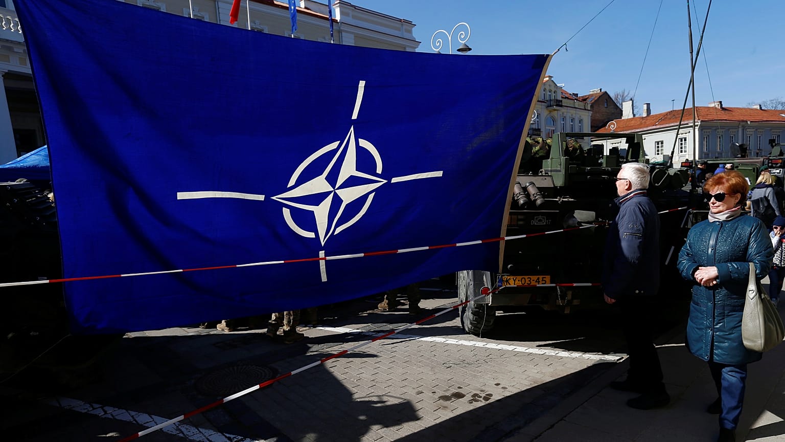 Stoltenberg quer convencer Trump do valor da NATO