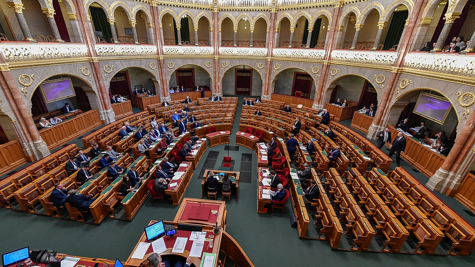 Orbán aláírta, de a parlament nem foglalkozott a menekültek támogatását sürgető nyilatkozattal