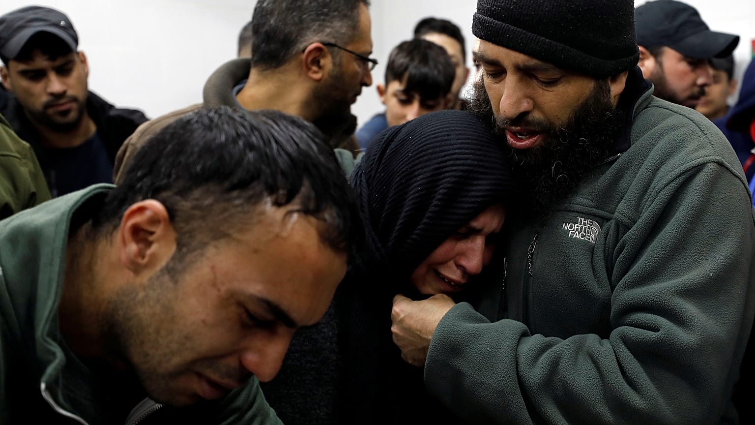 مواساة والدة الفلسطيني محمد عدوان في مستشفى في رام الله بعد فقدان ابنها