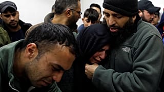 مواساة والدة الفلسطيني محمد عدوان في مستشفى في رام الله بعد فقدان ابنها