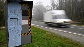 Tönkretették a traffipaxokat a sárgamellényesek, 17 százalékkal ugrott meg a halálos balesetek száma