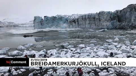 Туристы спасаются от обвалившегося ледника
