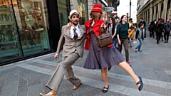 "Silly Walk": Hunderte Ungarn blödeln in der Budapester Innenstadt