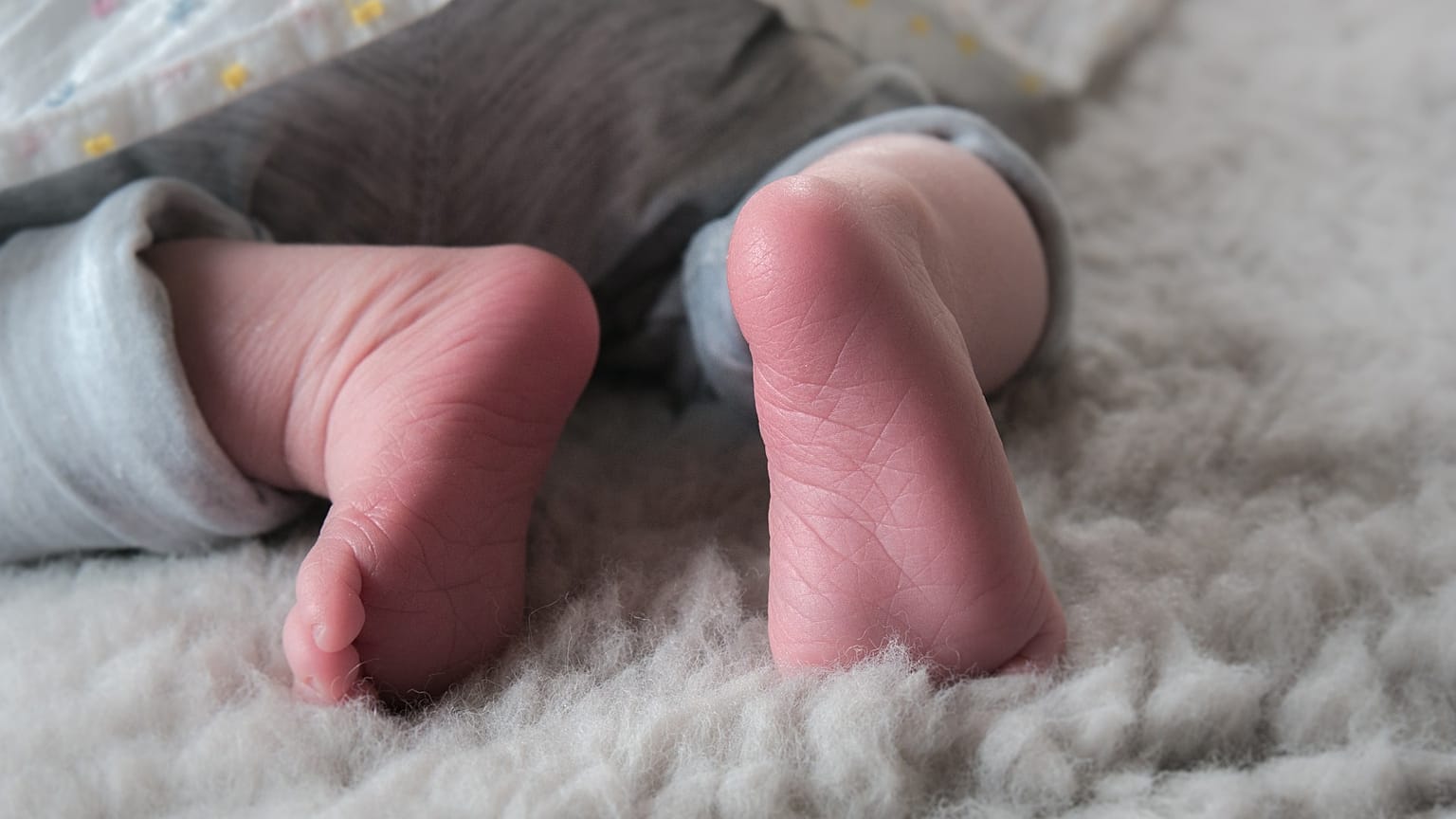 شرطة أريزونا تداهم منزل طفل مريض رفض والديه نقله إلى المستشفى