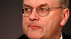 Гриндель подал в отставку из-за подарка Суркиса