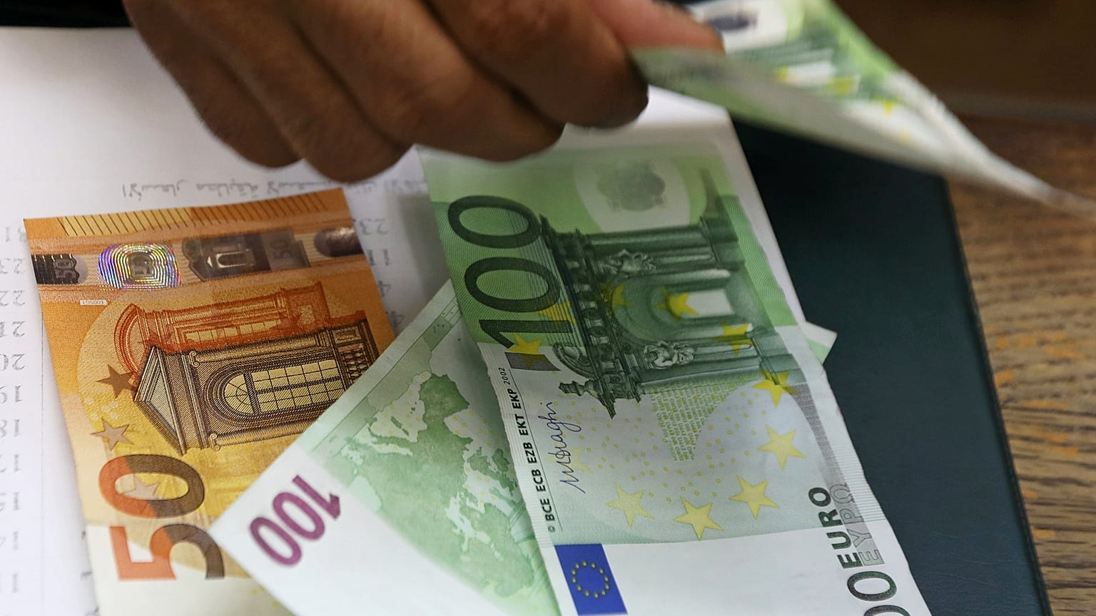 Κοντά στο χαμηλό επίπεδο ενός μήνα τα 10ετή ελληνικά ομόλογα