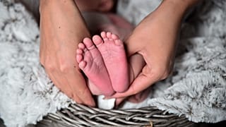 جدة بعمر 61 عاماً تنجب طفلة ابنها وزوجه المثليين في الولايات المتحدة 