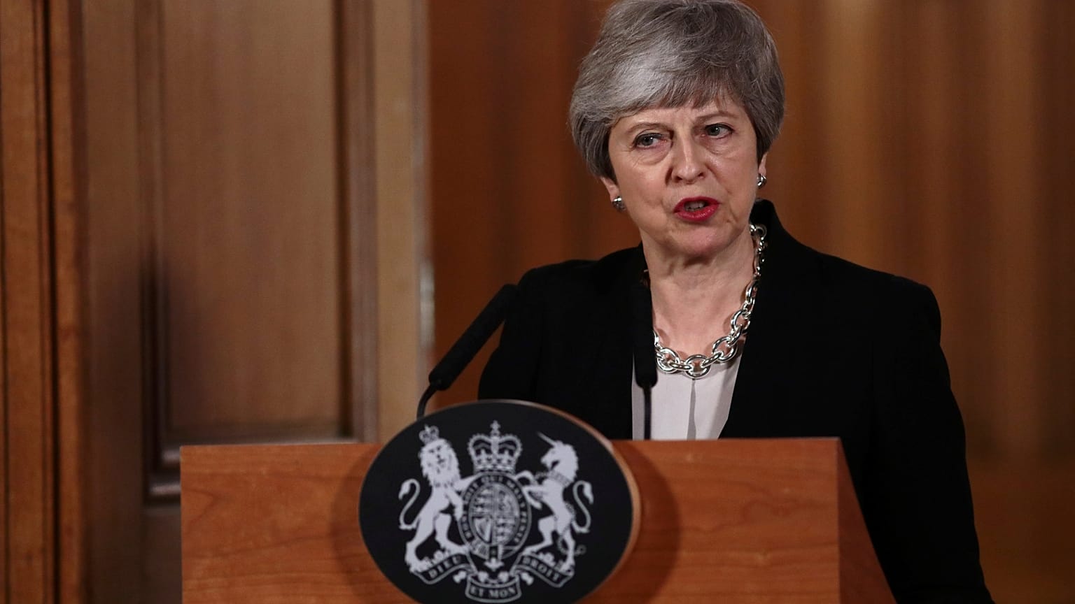 May pide un nuevo aplazamiento del Brexit y tiende la mano a Corbyn 
