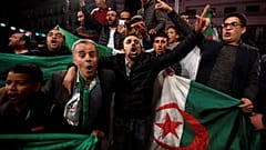 صور: الجزائريون يخرجون إلى شوارع العاصمة احتفالاً باستقالة بوتفليقة 