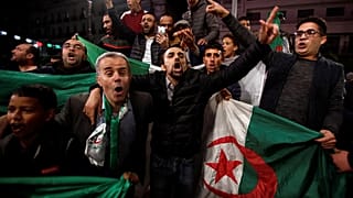 صور: الجزائريون يخرجون إلى شوارع العاصمة احتفالاً باستقالة بوتفليقة 