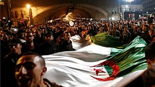 صدها الجزایری‌ استعفای بوتفلیقه را جشن گرفتند 