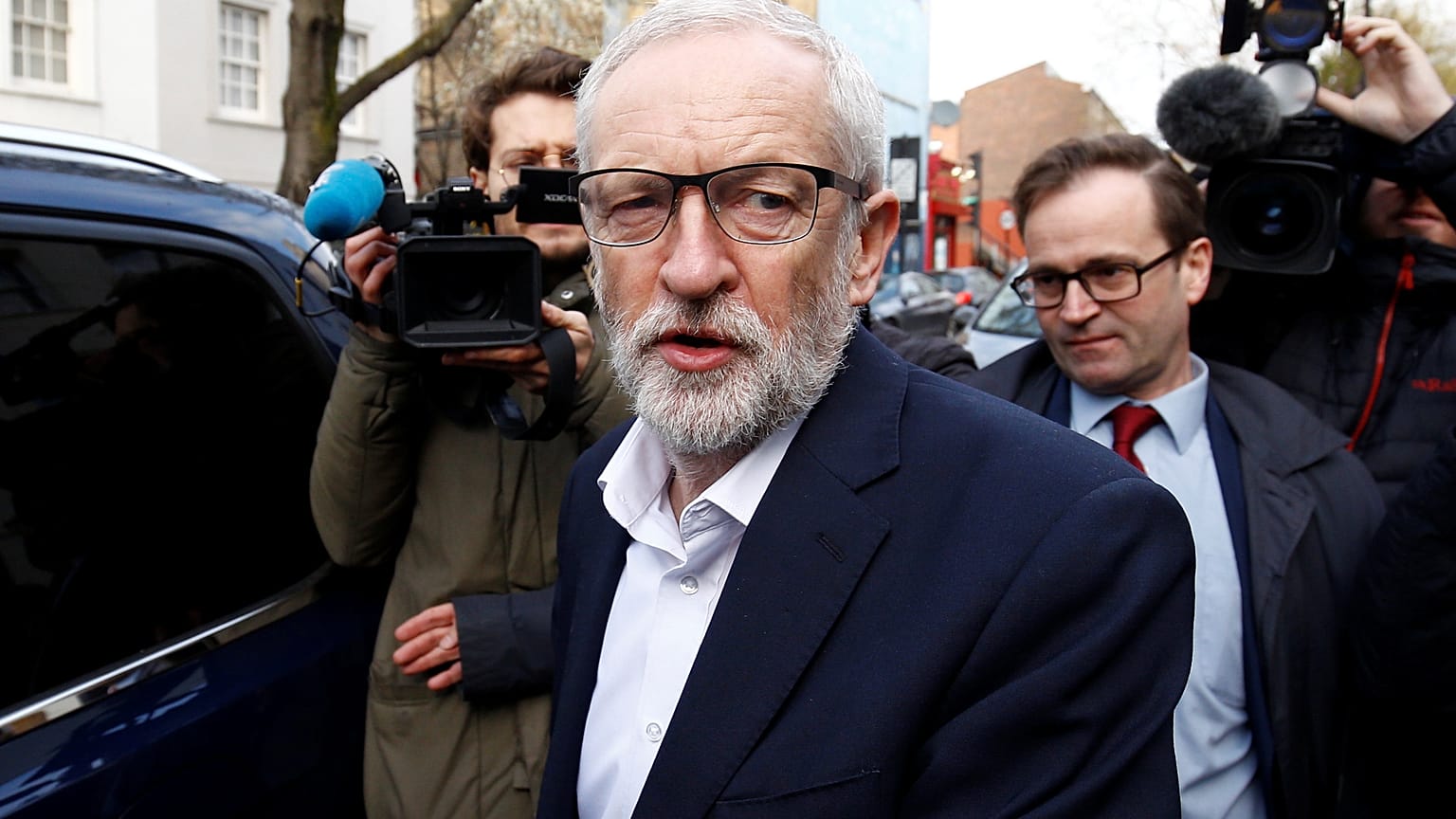 Corbyn saliendo de su casa en Londres