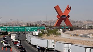 Camiones atrapados en la frontera sur de EEUU tras amenaza de Trump