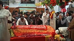 شاهد.. آلاف الباكستانيين يحيون ذكرى شاعر يؤمنون بقدرته على تحقيق رغباتهم
