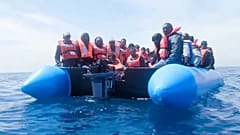 Migranti: in 64 su un gommone, salvati dall'ong Sea Eye 