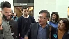Una caravana de colombianos avanza en dirección a la Corte Penal Internacional