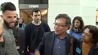 Una caravana de colombianos avanza en dirección a la Corte Penal Internacional