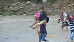 Binlerce Venezuelalı sınır nehrinin üzerinden Kolombiya'ya geçmeye çalışıyor