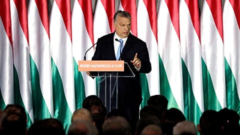 Européennes : Orban lance sa campagne en attaquant Weber et Juncker